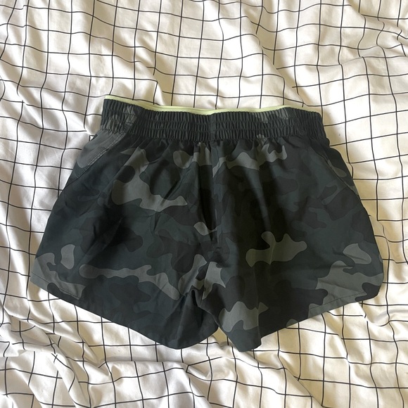 Camo athletic GapFit shorts - Picture 2 of 3